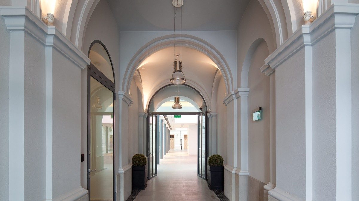 image_premier-office-and-retail-space-in-centre-warsaw_-uir70350032_20161121_lipinski-passage.jpg