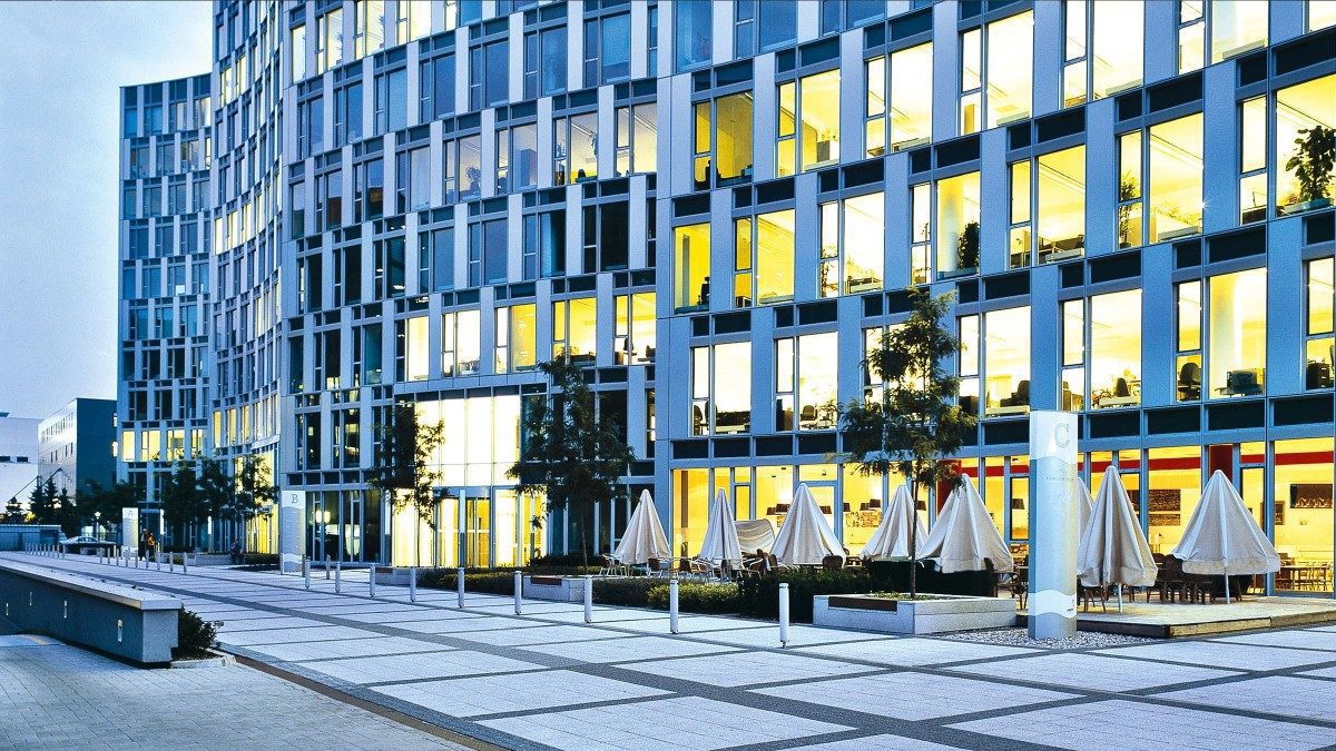 picture_outdoor-terrace-at-the-foot-of-the-building_20160209_horizon-plaza.jpg