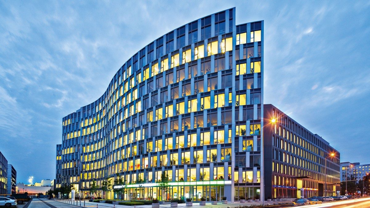picture_wavy-building-outline-against-dusk-sky_20160209_horizon-plaza.jpg
